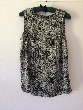 Who What Wear Black White Floral Sleeveless Blouse Size M